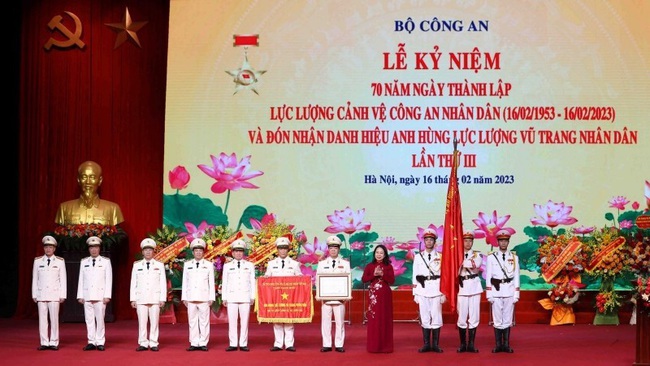 Acting President Vo Thi Anh Xuan presents the Hero of People’s Armed Forces title to the Police Guard High Command at the ceremony.