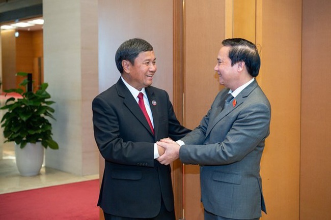 NA Vice Chairman Nguyen Khac Dinh (R) and his Lao counterpart his Lao counterpart Khambay Damlath (Photo: VNA)