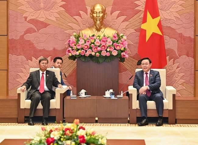 Chairman of the Vietnamese National Assembly (NA) Vuong Dinh Hue and Lao NA Vice Chairman Khambay Damlath at the meeting (Photo: DUY LINH/NDO)