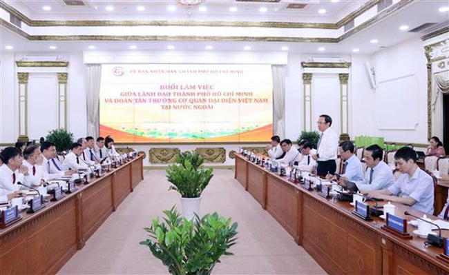 Politburo member and Secretary of the HCM City Party Committee Nguyen Van Nen (standing) speaks at the meeting with heads of Vietnam’s overseas representative bodies on March 17. (Photo: VNA)