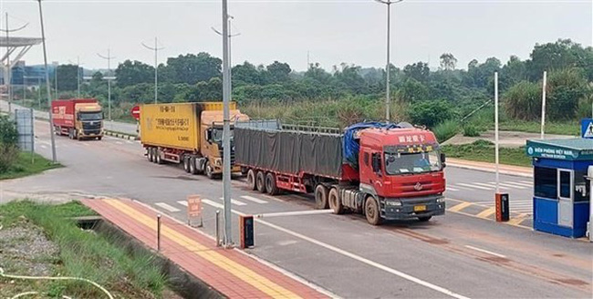 Vehicles pass through Mong Cai international border gate . (Photo: VNA)