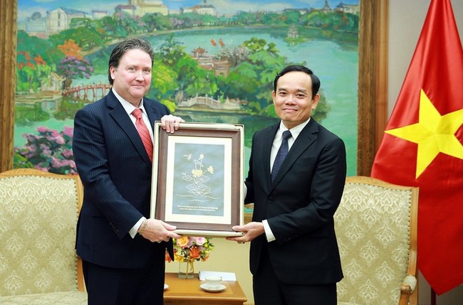 Deputy Prime Minister Tran Luu Quang (R) and US Ambassador to Vietnam Marc E. Knapper. (Photo: VGP)