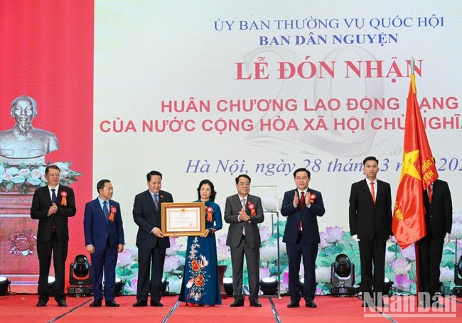 NA Chairman Vuong Dinh Hue presents the Labour Order to the NA Standing Committee’s Board for People's Aspiration. (Photo: Duy Linh)
