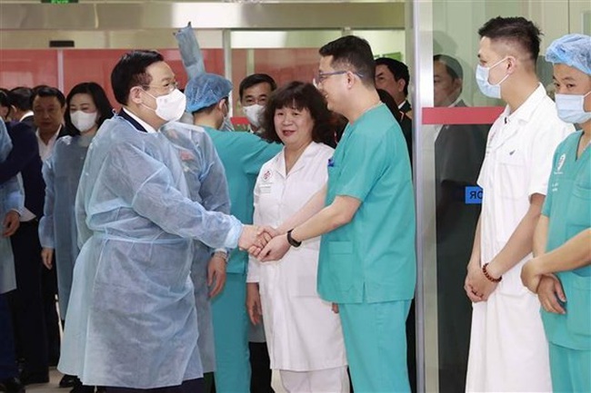 National Assembly Chairman Vuong Dinh Hue (L) meets with health workers of the 108 Military Central Hospital on February 27. (Photo: VNA)