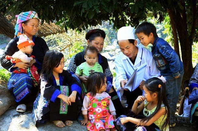 A health worker provides instructions to locals in Ho Bon Commune, Mu Cang Chai District, Yen Bai Province, on how to protect themselves during the changing seasons (Photo: VNA)