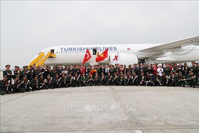 Members of the VPA search and rescue team arrive at the Noi Bai international airport (Photo: VNA)