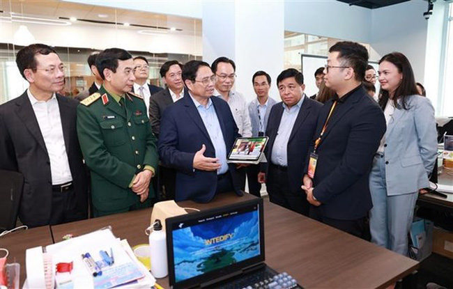 PM Pham Minh Chinh (front, third from left) and officials visit the Vietnam National Innovation Centre on March 4. (Photo: VNA)