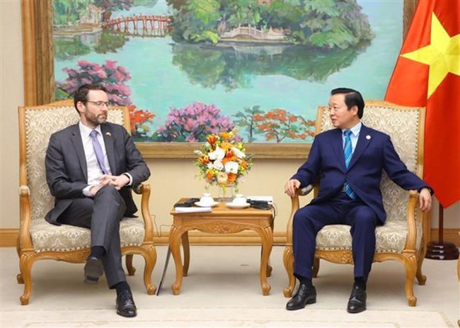 Deputy Prime Minister Tran Hong Ha (R) receives the UK's Ambassador to Vietnam, Iain Frew. (Photo: VNA)