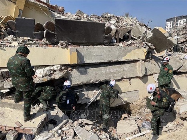 The team of the Vietnam People’s Army searches a location in Hatay province of Turkey. (Photo: VNA)