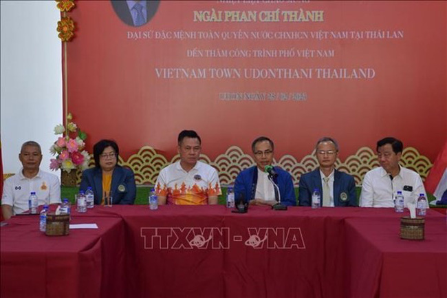 At the working session between Ambassador Phan Chi Thanh and Udon Thani Mayor Thanadorn Phuttharaksa (Photo: VNA)