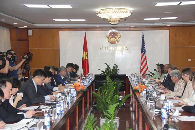 Vietnamese Deputy Minister of Industry and Trade Do Thang Hai received US Under Secretary of Commerce for International Trade Marisa Lago in Hanoi on March 10. (Photo:VNA)