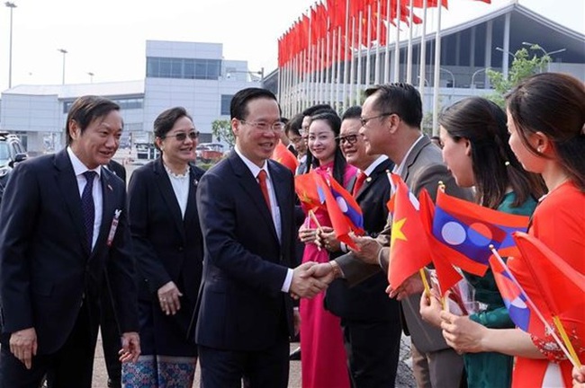 President Vo Van Thuong arrives in Vientiane on April 10 morning, beginning an official visit to Laos. (Photo: VNA)