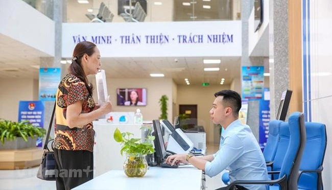 A woman conducting administrative procedures in Quang Ninh (Photo: VNA)