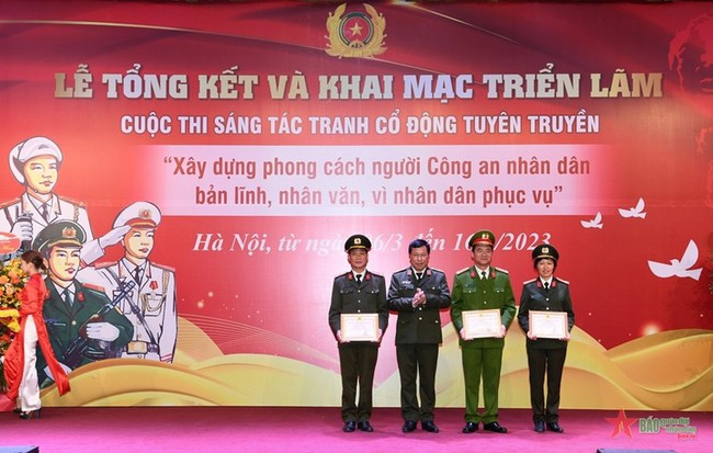 Winners of the contest honoured at the event (Photo: qdnd.vn)