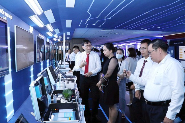 People visit Ho Chi Minh City Digital Transformation Creation and Experiences Space (Photo: VNA)