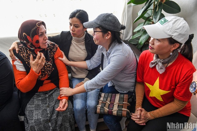 Female Vietnamese expatriates actively support Turkey’s earthquake victims (Photo: NDO/Thanh Dat)