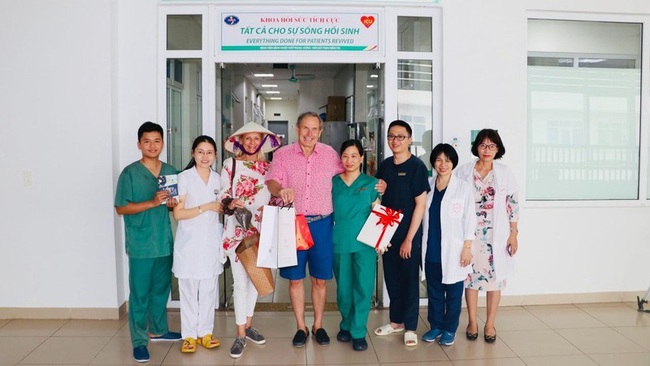 british-covid-19-patients-return-and-thank-vietnamese-doctors-vtv