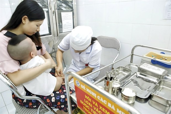 A child in Hai Ba Trung district, Hanoi, receives an injection of vaccine against infectious diseases. (Photo: VNA)
