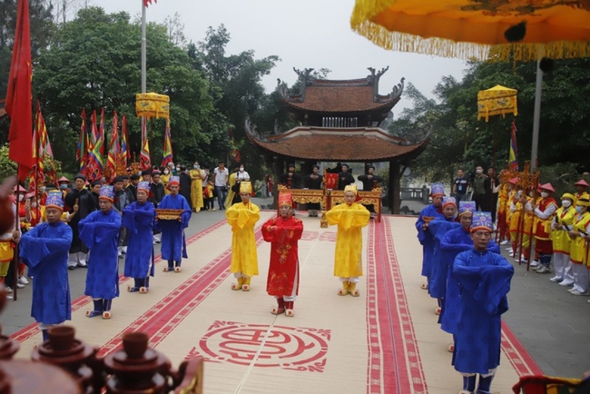 An incense offering dedicated to Vietnamese ancestors takes place in Phu Tho province. (Photo: Nhandan.vn)