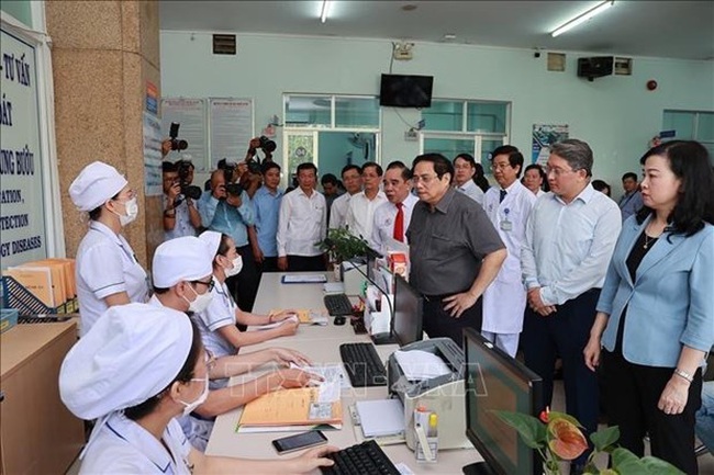 Prime Minister Pham Minh Chinh visits the Khanh Hoa General Hospital (Photo: VNA)