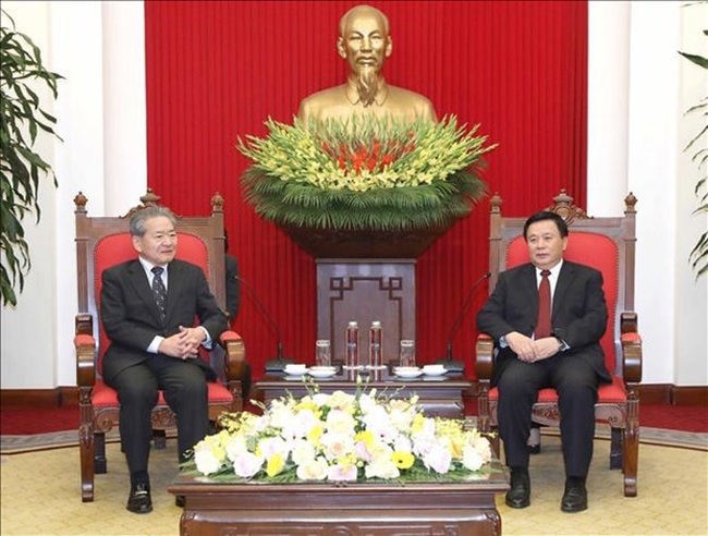 Nguyen Xuan Thang (R), Politburo member, President of the Ho Chi Minh National Academy of Politics (HCMA) and Chairman of the Central Theory Council, and Ogata Yasuo, Vice Chairman of the Presidium of the JCP and head of its International Department. (Photo: VNA)