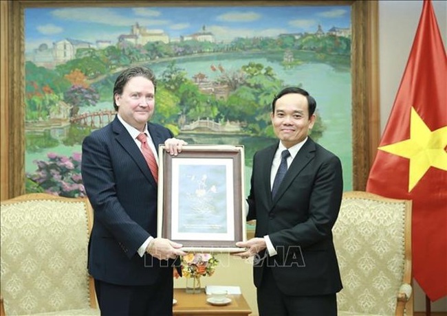 Deputy Prime Minister Tran Luu Quang (R) and US Ambassador to Vietnam Marc E. Knapper. (Photo: VNA)
