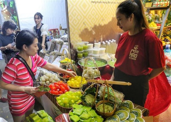 A visitor buys food at the Hanoi Tourism Festival 2023 (Photo: VNA)