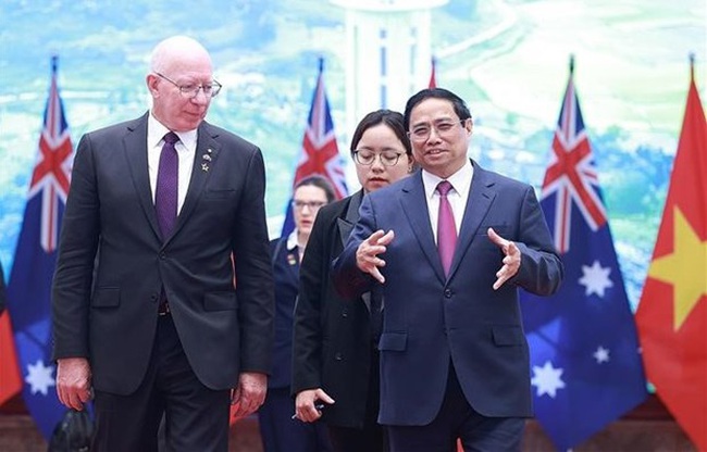 Prime Minister Pham Minh Chinh talks to Australian Governor-General David Hurley. (Photo: VNA)
