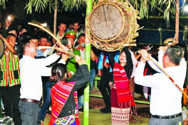 Tourists participate in the Ma Coong drumming festival, Bo Trach district, Quang Binh province.