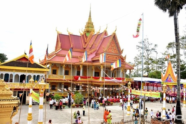 A Khmer pagoda decorated to celebrate the Chol Chnam Thmay festival (Source: baochinhphu.vn)