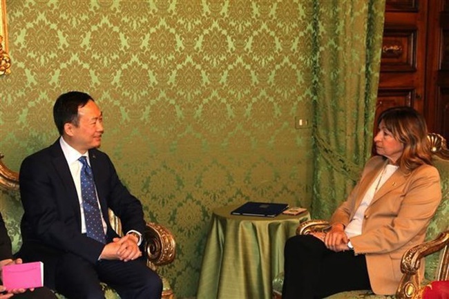 Vietnamese Ambassador to Italy Duong Hai Hung meets President of the Umbria region Donatella Tesei. (Photo: VNA)