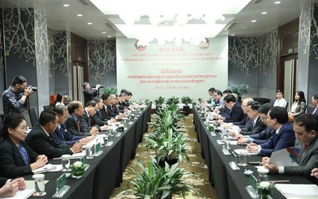The talks between the Vietnam Fatherland Front (VFF) and the Lao Front for National Construction (LFNC) in Hanoi on April 25 (Photo: VNA)