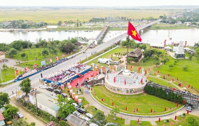 The flag-raising ceremony will take place the historical relic site of Hien Luong-Ben Hai on April 30.