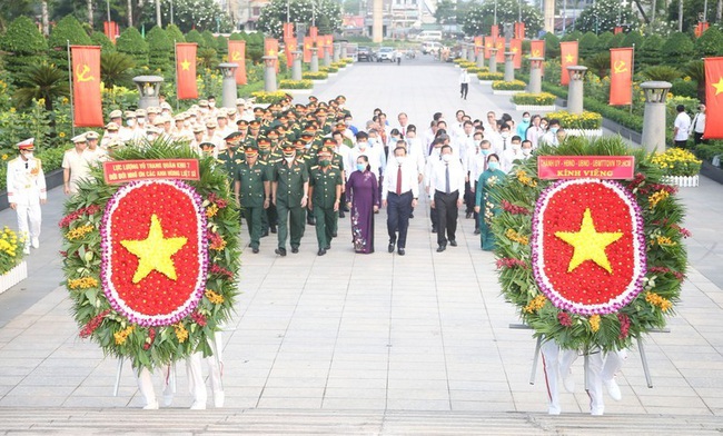 Ho Chi Minh City leaders pay tribute to heroes and fallen soldiers