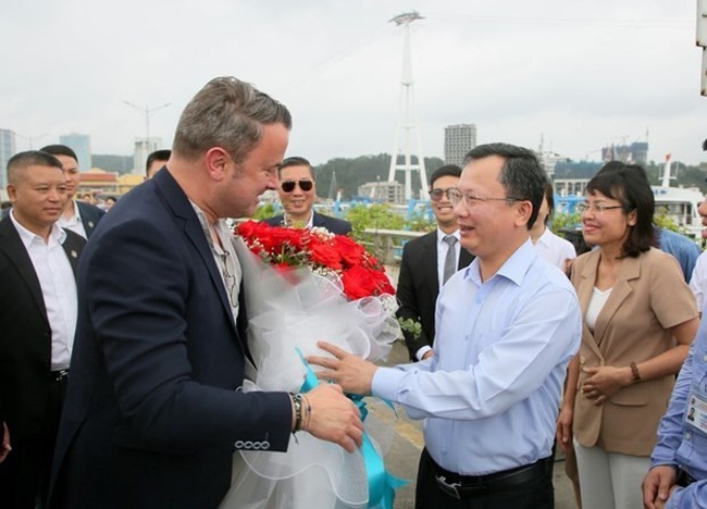 Acting Chairman of the Quang Ninh People’s Committee Cao Tuong Huy (R) welcomes Luxembourg PM Xavier Bettel on May 3. (Photo: VNA)