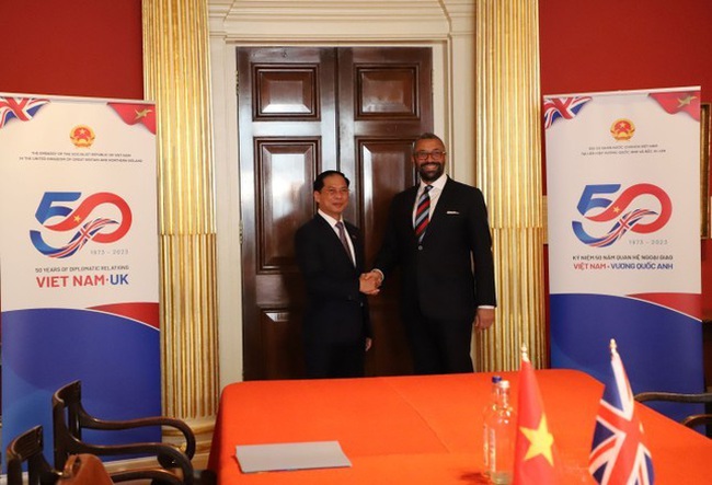 Vietnamese Minister of Foreign Affairs Bui Thanh Son and British Secretary of State for Foreign, Commonwealth and Development Affairs James Cleverly in London on May 5 (Photo: MOFA)