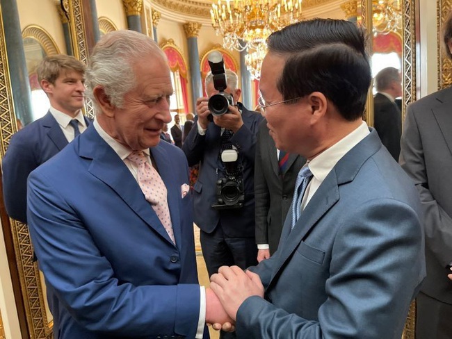 President Vo Van Thuong (R) and King Charles III of the UK (Photo: MoF)