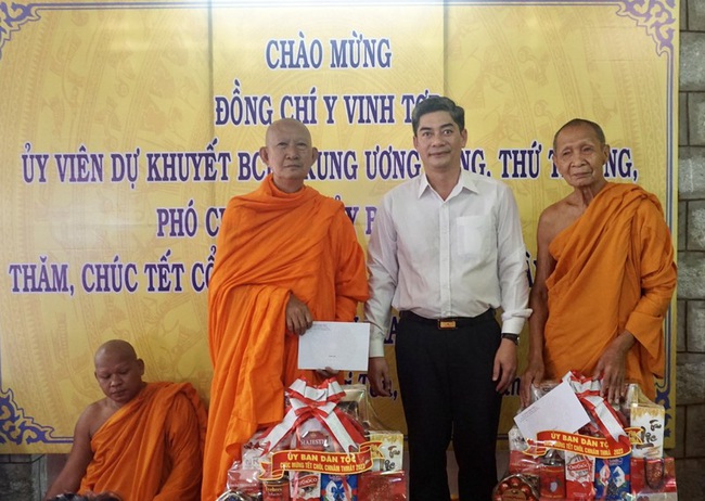 Deputy Minister-Vice Chairman of the Government’s Committee for Ethnic Minority Affairs Y Vinh Tor (centre) hands over gifts to monks on the occasion of the Chol Chnam Thmay festival. (Photo:VNA)