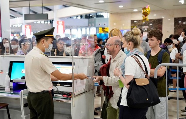Security check at Noi Bai International Airport. (Photo: VNA)