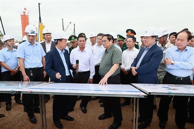 PM Pham Minh Chinh (front, third from right) inspects the construction of terminals at Hai Phong International Gateway Port on May 13. (Photo: VNA)