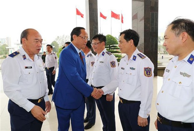 Vice Chairman of the National Assembly Sen. Lt. Gen. Tran Quang Phuong visits to the Coast Guard High Command on April 3. (Photo: VNA)