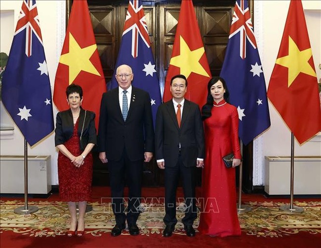 President Vo Van Thuong (second, right), his spouse and Australian Governor-General David Hurley and his spouse in a group photo. (Photo: VNA)
