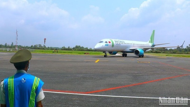 The Bamboo Airways aircraft at Ca Mau Airport.