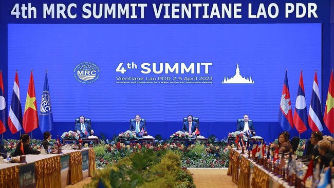 Prime Minister Pham Minh Chinh (third from left) at the event (Photo: VNA)