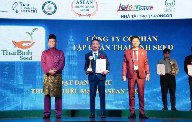 Deputy General Director of ThaiBinh Seed Pham Van Hoan receives the Top 10 ASEAN strong brands awards 2023.