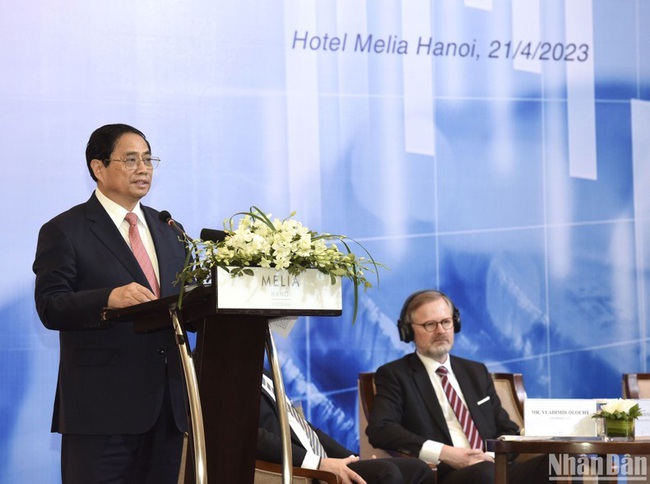 Prime Minister Pham Minh Chinh speaks at the Vietnam - Czech Business Forum on April 21. (Photo: NDO/Tran Hai)