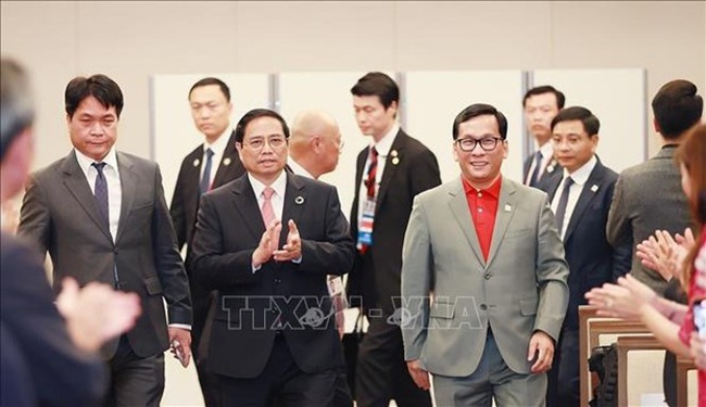 Prime Minister Pham Minh Chinh (second from the left) at the event (Photo: VNA)