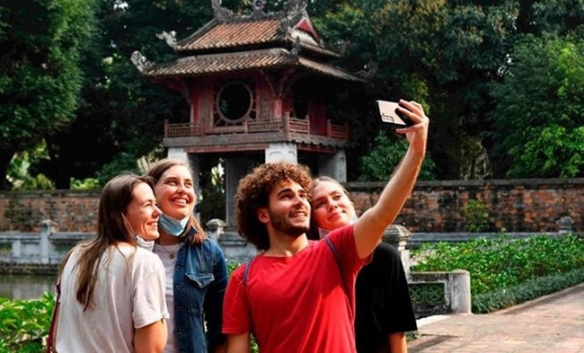 Foreign tourists visit Temple of Literature (Photo: VNA)