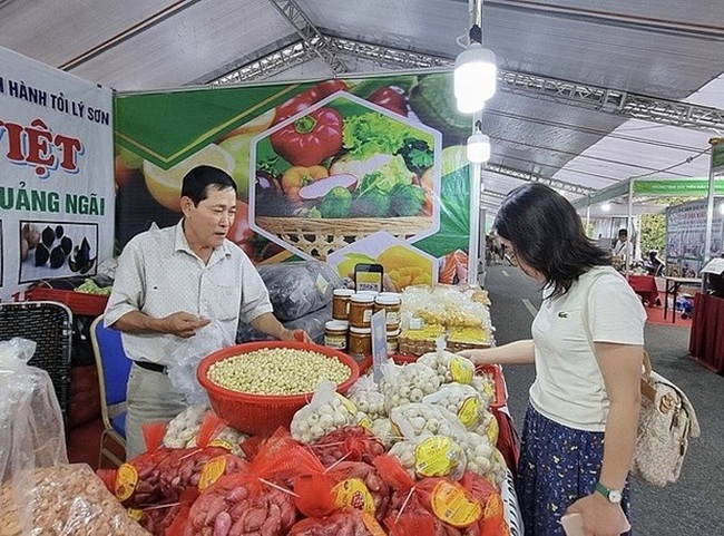 Fruit, farm produce week underway in Hanoi (Photo: kinhtedothi.vn)