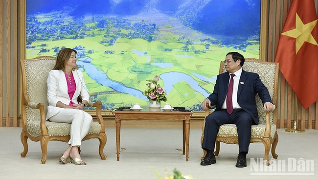 Prime Minister Pham Minh Chinh and Slovenian Deputy Prime Minister and Minister of Foreign and European Affairs Tanja Fajon. (Photo: VNA)